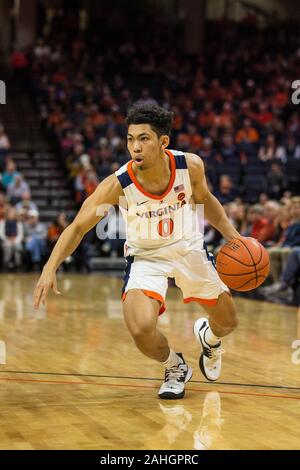 29 décembre 2019 : Virginia Cavaliers guard Kihei Clark (0) disques durs dans le basket-ball de NCAA voie pendant l'action entre les aspirants de marine et le Virginia Cavaliers à John Paul Jones Arena Charlottesville, VA. Jonathan Huff/CSM. Banque D'Images