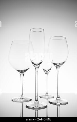Verres à vin avec sélection, Champagne et liqueur verres. Verrerie cristal Fine concept. Vertical, aux tons légèrement Banque D'Images