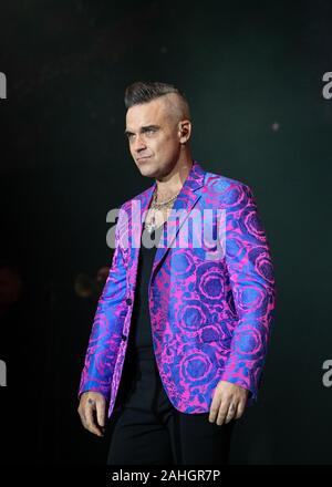 Robbie Williams reçoit un sold out l'événement 2019 Hits Vivre à Manchester. Banque D'Images