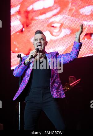 Robbie Williams reçoit un sold out l'événement 2019 Hits Vivre à Manchester. Banque D'Images