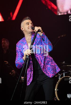 Robbie Williams reçoit un sold out l'événement 2019 Hits Vivre à Manchester. Banque D'Images