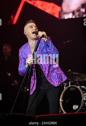 Robbie Williams reçoit un sold out l'événement 2019 Hits Vivre à Manchester. Banque D'Images