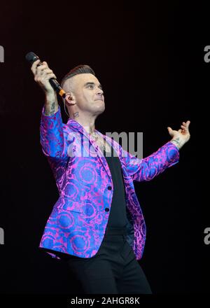 Robbie Williams reçoit un sold out l'événement 2019 Hits Vivre à Manchester. Banque D'Images