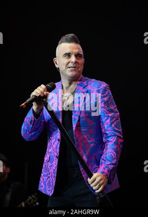 Robbie Williams reçoit un sold out l'événement 2019 Hits Vivre à Manchester. Banque D'Images