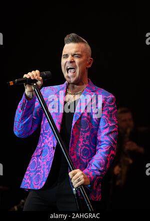 Robbie Williams reçoit un sold out l'événement 2019 Hits Vivre à Manchester. Banque D'Images