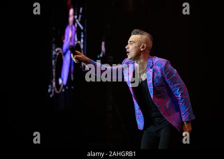 Robbie Williams reçoit un sold out l'événement 2019 Hits Vivre à Manchester. Banque D'Images