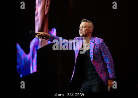 Robbie Williams reçoit un sold out l'événement 2019 Hits Vivre à Manchester. Banque D'Images