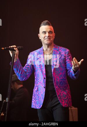 Robbie Williams reçoit un sold out l'événement 2019 Hits Vivre à Manchester. Banque D'Images