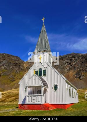 Shot verticale de l'entrée avant de l'Église luthérienne norvégienne, construit en 1913, situé dans l'ancienne station baleinière de Grytviken, en Géorgie du Sud Banque D'Images