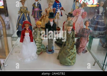 Kaliningrad, Russie - 18 mai 2016 : Exposition de jouets dans les costumes traditionnels. Banque D'Images