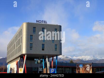 Hôtel moderne avec des tuiles en acier, Alpes italiennes paysage, construit en 2006 pour l'olympiade d'hiver. Vous pouvez voir une reproduction de la torche en bois olympique Banque D'Images