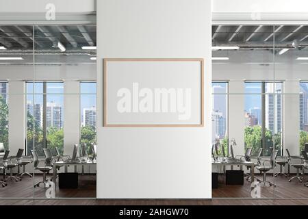 Maquette d'affiche horizontale vierge sur le mur blanc à l'intérieur du bureau Banque D'Images