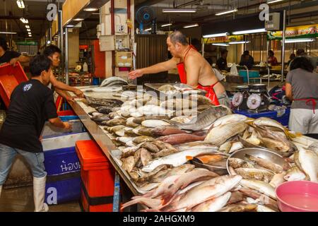 Phuket, Thaïlande - 22 Février 2013 : un blocage des poissonniers sur le marché principal. Le poisson est un imporatnt partie de l'alimentation locale. Banque D'Images