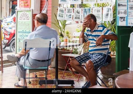 Phuket, Thaïlande - 22 Février 2013 : deux vieux hommes buvant du thé dans un café. Le Kopitiam est un café bien connu. Banque D'Images