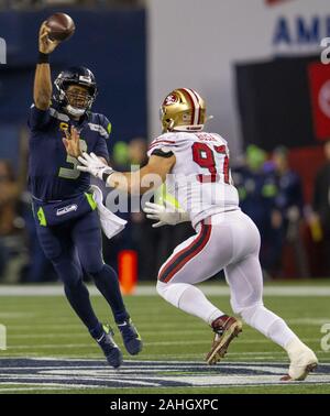 Seattle, États-Unis. Dec 29, 2019. San Francisco 49ers défensive fin Nick Bosa (97) pressions Seattle Seahawks quarterback Russell Wilson (3) au deuxième trimestre à CenturyLink Field le Dimanche, Décembre 22, 2019 dans la région de Seattle, Washington. Photo par Jim Bryant/UPI UPI : Crédit/Alamy Live News Banque D'Images