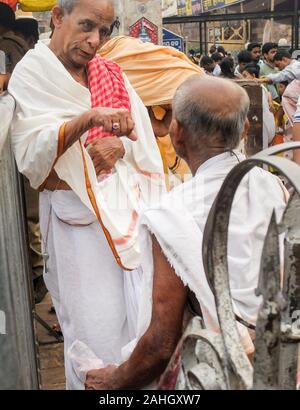 PURI, Orissa/Inde-MARS 12 2018:homme hindou est en conversation avec un autre homme âgé temple-festivaliers. Banque D'Images