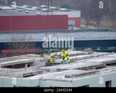 Builders avec grue à étages de construction maison. Hiver ou automne fond. Les travailleurs des constructeurs avec grue sur un appartement maison. Sous ciel bleu du concept d'entreprise. Banque D'Images