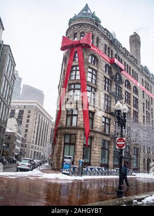 Un arc rouge massif est lié autour d'un bâtiment à Boston Banque D'Images