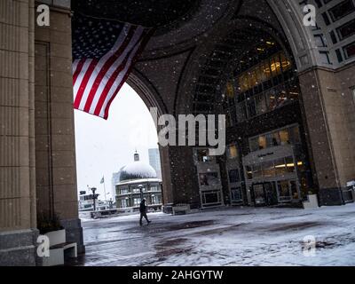 Un grand drapeau américain est suspendu au toit de l'hôtel Rowes Wharf Banque D'Images