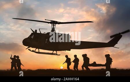 Hélicoptère de sauvetage militaire pendant le coucher du soleil Banque D'Images