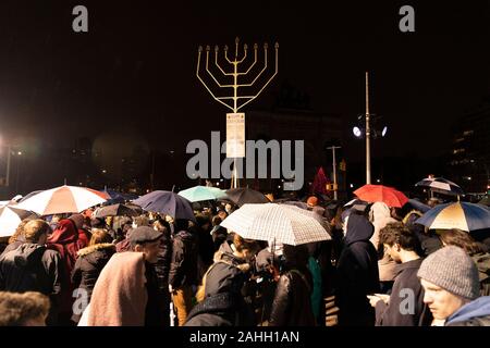 New York, États-Unis. Dec 29, 2019. Atmosphère pendant la plus grande menorah pour la dernière nuit de Hanoukka à Grand Army Plaza (photo de Lev Radin/Pacific Press) Credit : Pacific Press Agency/Alamy Live News Banque D'Images