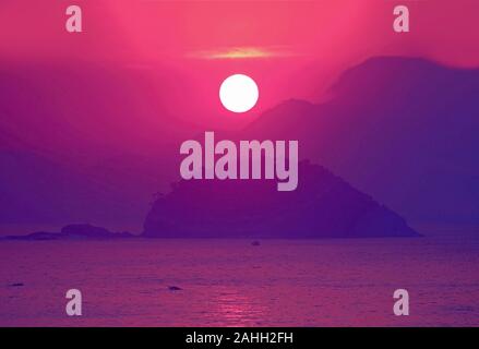 Style pop art le lever du soleil sur la mer calme en violet de couleur rose Banque D'Images