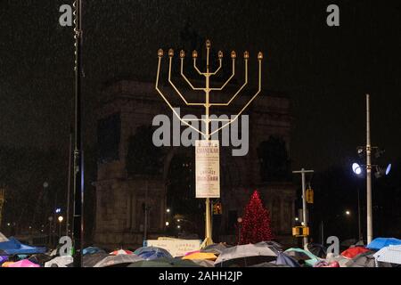 New York, NY - 29 décembre 2019 : la Menorah, pour la dernière nuit de Hanoukka à Grand Army Plaza Banque D'Images