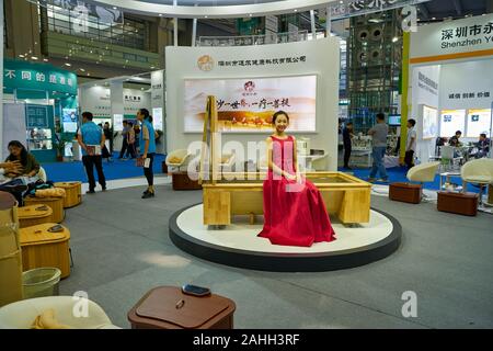 SHENZHEN, CHINE - circa 2019, novembre : woman posing au Salon chinois des technologies de 2019 à Shenzhen Convention & Exhibition Centre. Banque D'Images