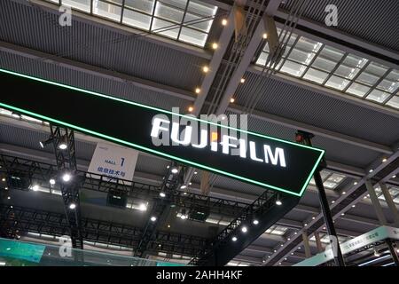 SHENZHEN, CHINE - circa 2019, novembre : FujiFilm signe vu à China Hi-Tech Fair 2019 à Shenzhen Convention & Exhibition Centre. Banque D'Images