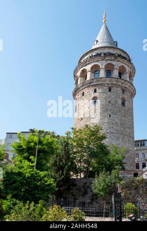 Ariel voir du quartier de Beyoglu maisons anciennes avec la tour de Galata, vue sur le dessus de la Corne d'or. La tour de Galata Banque D'Images