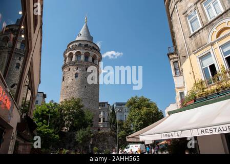 Ariel voir du quartier de Beyoglu maisons anciennes avec la tour de Galata, vue sur le dessus de la Corne d'or. La tour de Galata Banque D'Images