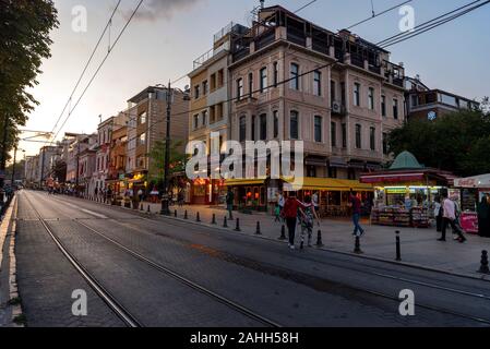 Paysage urbain. Vue sur Hagia Sofia street au soir avec les touristes. Banque D'Images