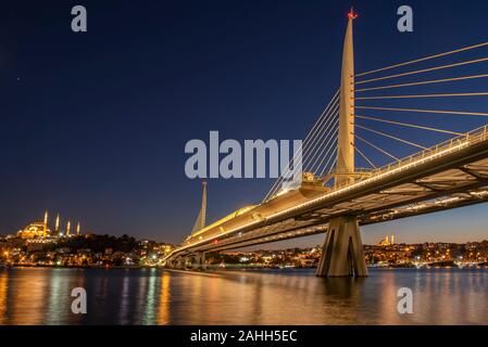 Ariel Vue sur Halic Metro Bridge. Le pont relie les quartiers de Fatih à Istanbul et sur le côté européen d'Istanbul Banque D'Images