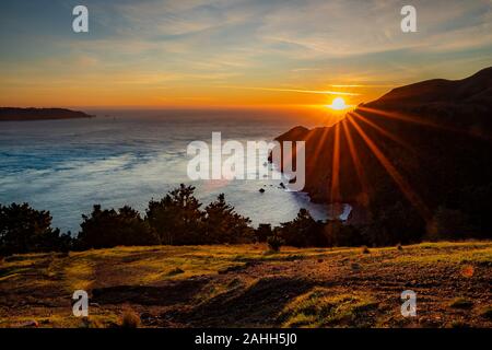 Coucher de soleil dans l'océan Pacifique au-delà de la baie de San Francisco, vu de Marin Headlands dans le Nord de l'Califronia, sun burst et effet longue exposition Banque D'Images