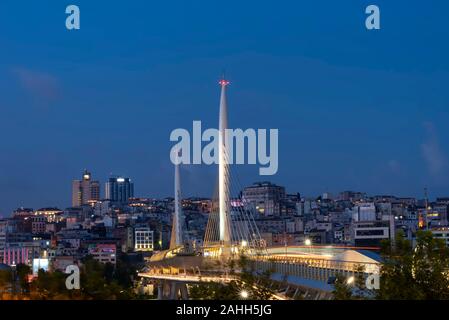 Ariel Vue sur Halic Metro Bridge. Le pont relie les quartiers de Fatih à Istanbul et sur le côté européen d'Istanbul Banque D'Images