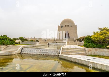Karachi Mazar-e-mausolée Quaid Jinnah Vue pittoresque d'une fontaine sur un jour nuageux Banque D'Images