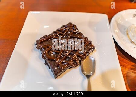 De délicieux plats traditionnels délicieux gâteau au chocolat belge servi sur une plaque blanche Banque D'Images