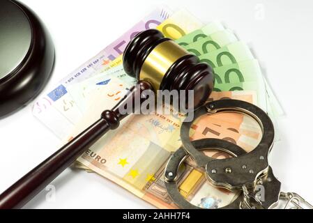 Un juge de marteau, l'introduction des billets et des menottes gavel Banque D'Images