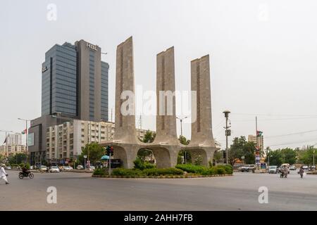 Karachi Teen Talwar trois épées Monument Ring Road à Khayaban e Iqbal traffic routier sur un jour nuageux Banque D'Images