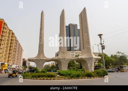 Karachi Teen Talwar trois épées Monument Ring Road à Khayaban e Iqbal traffic routier sur un jour nuageux Banque D'Images