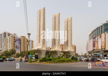 Karachi Teen Talwar trois épées Monument Ring Road à Khayaban e Iqbal traffic routier sur un jour nuageux Banque D'Images