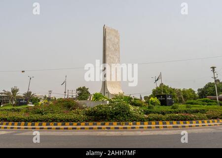 Karachi n'Talwar, deux épées Monument Ring Road à Khayaban e Iqbal Road avec forme Pakistan Drapeau et le trafic important sur un jour nuageux Banque D'Images