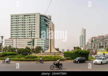 Karachi n'Talwar, deux épées Monument Ring Road à Khayaban e Iqbal Road avec forme Pakistan Drapeau et le trafic important sur un jour nuageux Banque D'Images