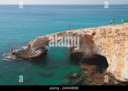 Les amateurs de 'Bridge' - pierre naturelle arch. Agia Napa, Chypre Banque D'Images