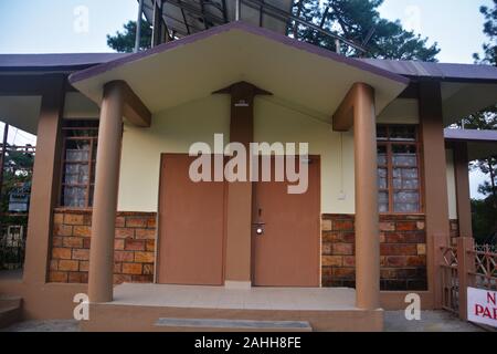 Fermer des portes avant d'une petite chambre avec des piliers en béton dans la région de elephant Falls de Shillong, accent sélective Banque D'Images