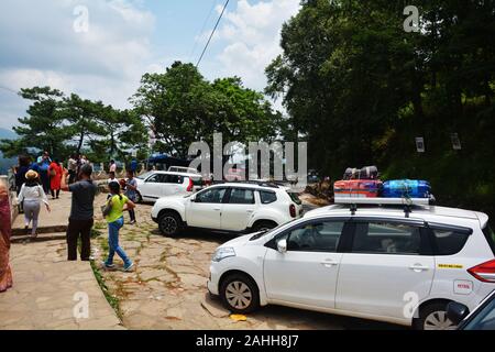 Les touristes et les voitures en permanent ou Barapani Umiam Lake spot de visualisation sur la route de Shillong, accent sélective Banque D'Images