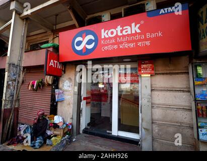 De la Kotak Mahindra Bank one time password (OTP) DISTRIBUTEUR AUTOMATIQUE DE vu de Kolkata. Banque D'Images