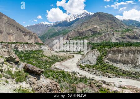 Vallée de l'Hunza Karimabad pittoresque imprenable vue panoramique sur les montagnes enneigées et le paysage sur un ciel bleu ensoleillé Jour Banque D'Images