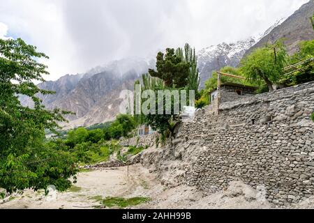 Vallée de l'Hunza Karimabad Vue pittoresque d'un village près de Baltit Fort sur un ciel bleu ensoleillé Jour Banque D'Images