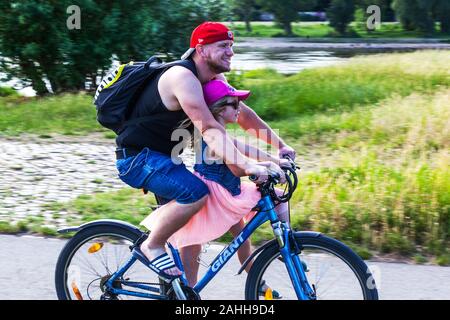 Père et fille appréciant une balade à vélo sur une piste cyclable le long de l'Elbe Dresde Saxe Allemagne mode de vie actif Banque D'Images